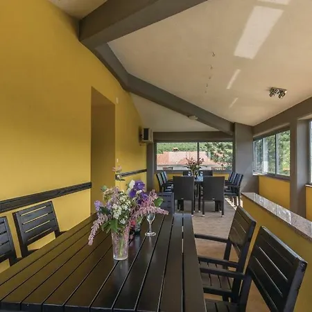 Una بيت للعطل لابين
