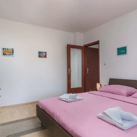 Una بيت للعطل