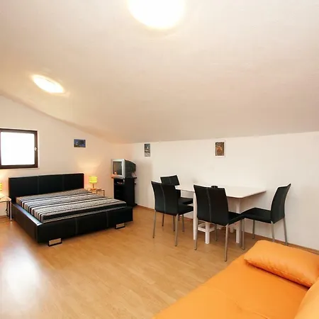 Una * לאבין